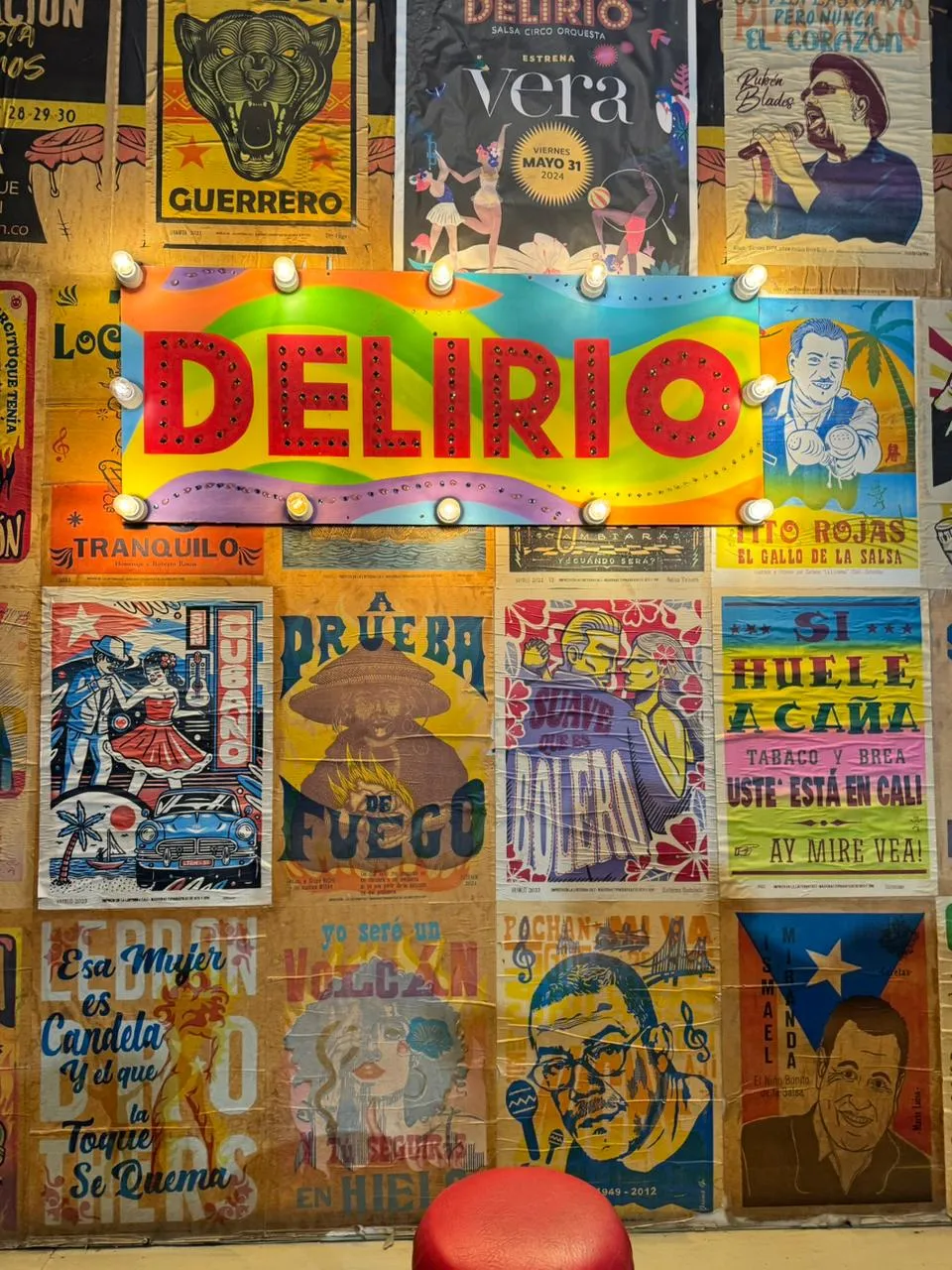 Pared de posters de Delirio de fondo en el Hero de Cali Tours